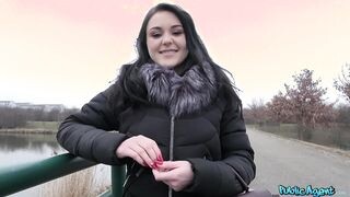 Orosz zsenge gádzsi pénzért kupakol