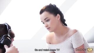 Zsenge csajszika és az idős fószer