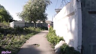 Fiatal csajszi lovagolja a fickó faszát