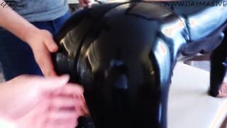 Latex ruhás anyukát ánuszba közösülnek