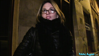 Rachel pénzért cumizza a dárdát