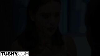 Lana Rhoades fenekét egy barna fickó dugja