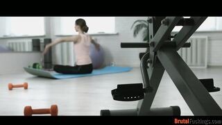 Jogázó zsenge spinét kufircol hátsó nyílásba az edő