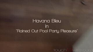Havana Bleu várja a hatalmas bájdorongot
