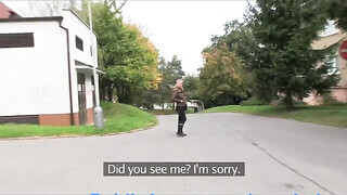 Világos Szőke fiatal csajszika a raktárban közösül