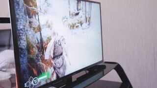 Gamer lány konzolozás helyett dákót kap