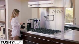 Anya Olsen a tökéletes repedtsarkú barinő