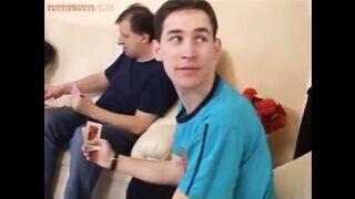 Zsuzsit a kokeró tinédzser kis csajt partiba nyomják