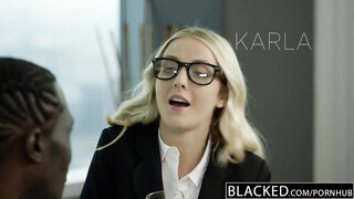 Karla Kush picsája befogadja a termetes péniszt