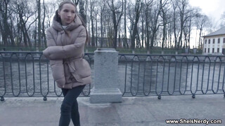 Kate Quinn lovagol a barátja farkán