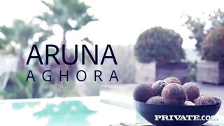 Aruna Aghora kicsike cunija finoman megkúrelva
