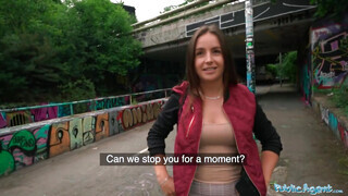 Public Agent - Jenna J Ross a híd alatt kupakol