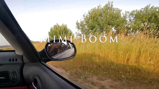 Bűbájos fiatal barinő a kocsiban cidázik