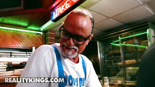 Reality Kings - Sadie Pop a luvnya zsenge csajszika