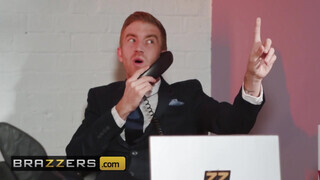 Brazzers - Lucia Love óriási kukacot kap az irodában