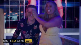 Brazzers - Blanche Bradburry kedveli a hatalmas farkat