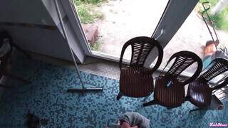 Tetkós orosz fiatal csajszika a medencénél kufircol