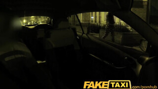 FakeTaxi - olasz maca a taxiban lovagol