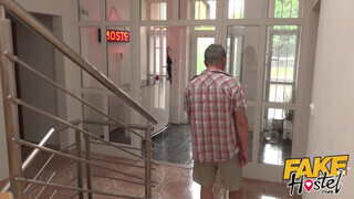 Fake Hostel - Zsenge turista csaj punciba tolva