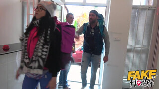 Fake Hostel - Latina csajszika a krapekja előtt közösül