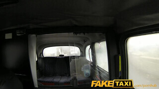 FakeTaxi - tetovált csaj megdugva a hátsó ülésen