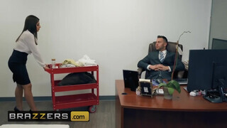 Brazzers - Ella Knox az óriás cickós latin amerikai maca