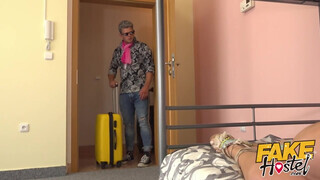 Fake Hostel szűk pinájú olasz nőci és dupla nyeles aszpirin