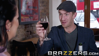 Brazzers - Anissa Jolie élvezi a méretes bájdorongot