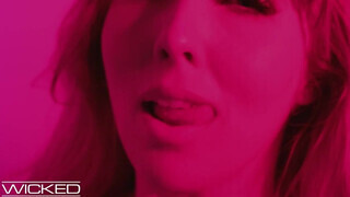 Wicked - Lena Paul szőrös pinája megkettyintve