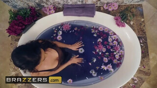 Brazzers - Katana Kombat fürdés után kupakol is