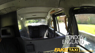 FakeTaxi amerikai félvér pipi hancúrozni akar