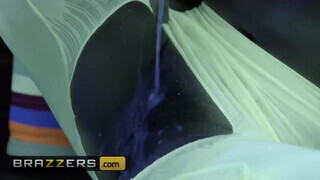 Brazzers - az ázsiai Kendra Spade jó hatalmas falloszt talál