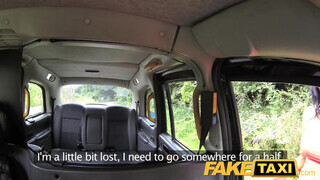 FakeTaxi piercinges lány a motorháztetőn is hancúrozik