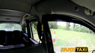 FakeTaxi még a sofőr popsiját is kinyalja a bige