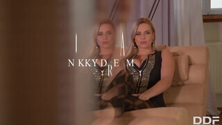 Nikky Dream dögös ruhában peckezik