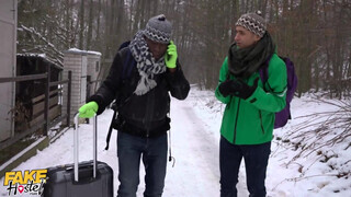 Gigászi kannás tinédzser pipi és a turista srácok - Fake Hostel