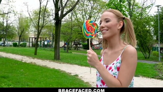 BraceFaced - foncsikos és fogszabályzós fiatal pipi