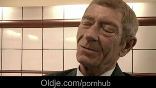 Magyar pornós lány kúrel vén fószerrel - Oldje