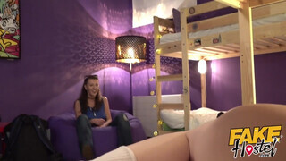 Három leszbi gádzsi kényezteti egymást - Fake Hostel