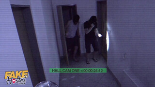 Fiatal kis csajt kúrnak a rabló srácok - Fake Hostel