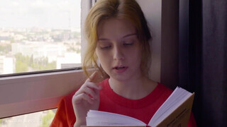 ULTRAFILMS - csinos fiatal csajszika begerjed egy könyvre