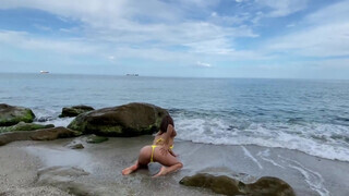 Bikinis pipi beleül a farokba