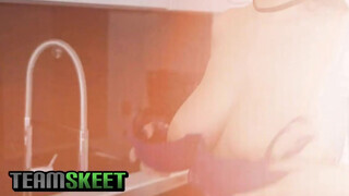 TeamSkeet - bögyös debella szuka és a kicsike faszi esete