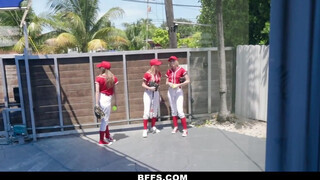 BFFS - Baseball ruhás csajok kettyinteni is tudnak