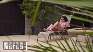 MOFOS - LaSirena69 a gigászi csöcsű latina szuka