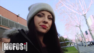 MOFOS – Rebecca Volpetti termetes farokkal megdöngetve