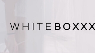 WHITEBOXXX - Nancy beleül a óriási farokba