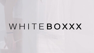 WhiteBoxxx - Naomi bevállalja a óriási rúdat