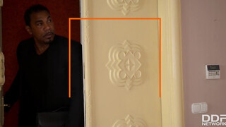 Anissa Kate a dárda kedvelő titkárnő