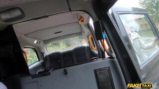 Fake Taxi - Cuki szuka hancúrozni akar a taxiban